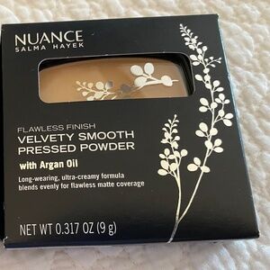 Nuance Salma Hayek Velvety Smooth Pressed Powder light 515